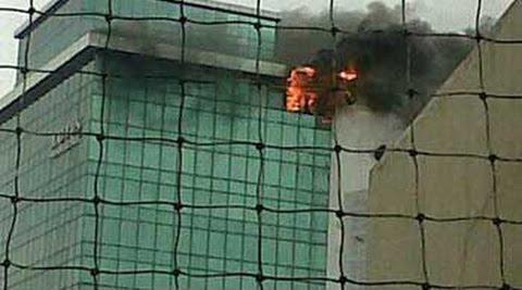 Fire fighter dies in Mumbai high-rise blaze Fire fighter dies in Mumbai high-rise blaze
