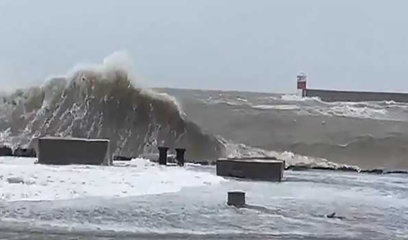 Cyclone Biparjoy: Heavy rains in Gujarat's Saurashtra and Kutch coasts, landfall at 5 pm today Cyclone Biparjoy: Heavy rains in Gujarat's Saurashtra and Kutch coasts, landfall at 5 pm today