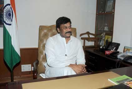 Hyderabad: Chiranjeevi breaks queue at polling booth Hyderabad: Chiranjeevi breaks queue at polling booth