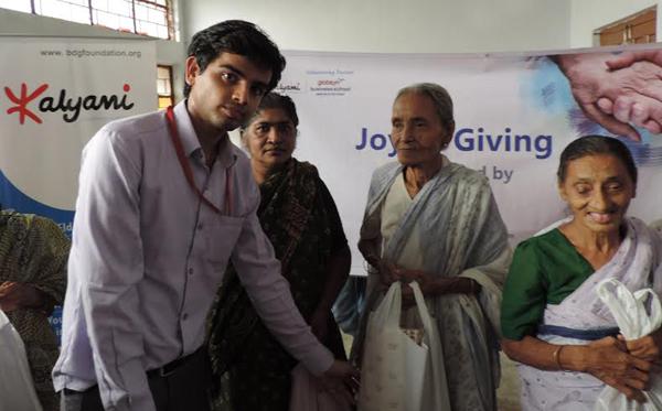 Kalyani Youth Leadership Forum (KYLF) members distribute clothes and fruits on Mahalaya day to 51 inmates of Home for Old & Infirm Political Sufferers at Subhasgram Kalyani Youth Leadership Forum (KYLF) members distribute clothes and fruits on Mahalaya day to 51 inmates of Home for Old & Infirm Political Sufferers at Subhasgram