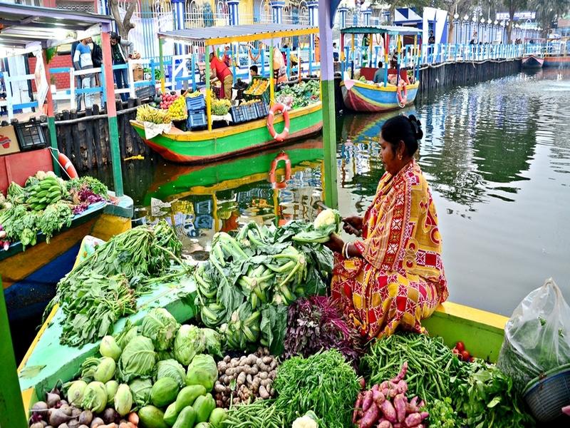 India's first floating market in Kolkata sets sail India's first floating market in Kolkata sets sail