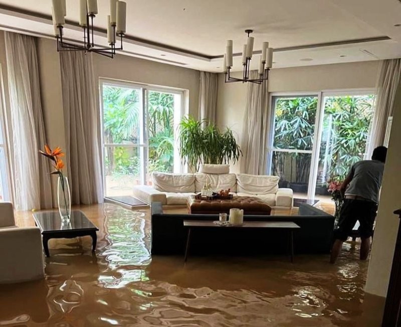 Bengaluru flood forces billionaires to leave homes on boats as posh localities pass out Bengaluru flood forces billionaires to leave homes on boats as posh localities pass out