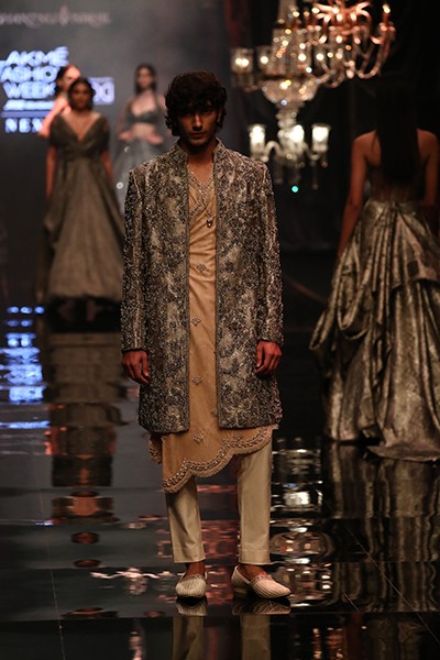 Kriti Sanon walks for designer duo Shantnu-Nikhil at Lakme Fashion Week 2022