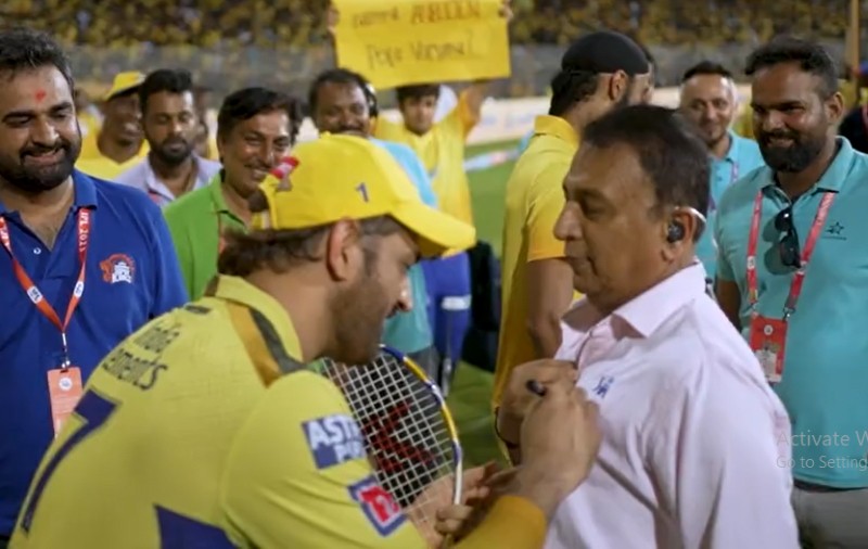 MS Dhoni signs Sunil Gavaskar's shirt on request after CSK-KKR IPL clash