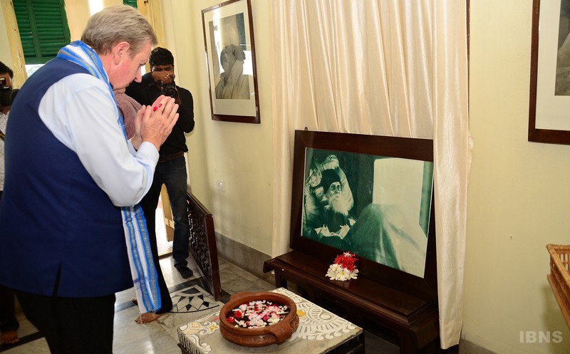 Australian High Commissioner pays tribute to Tagore at Jorasanko Thakurbari