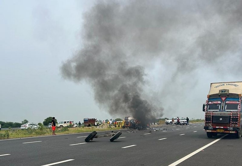Speeding Rolls Royce crashes into tanker Delhi-Mumbai expressway; 2 killed Speeding Rolls Royce crashes into tanker Delhi-Mumbai expressway; 2 killed