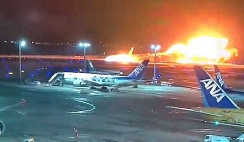 Over 300 flights cancelled after Tokyo airport collision killing 5; the plane was cleared to land Over 300 flights cancelled after Tokyo airport collision killing 5; the plane was cleared to land
