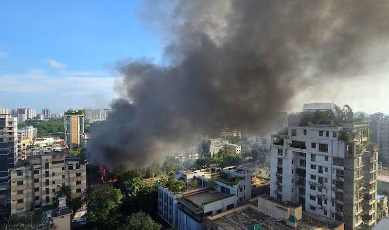 'Either shelter us in India or kill us right here': Over 500 refugees turn up at Bengal border amid Bangladesh violence 'Either shelter us in India or kill us right here': Over 500 refugees turn up at Bengal border amid Bangladesh violence